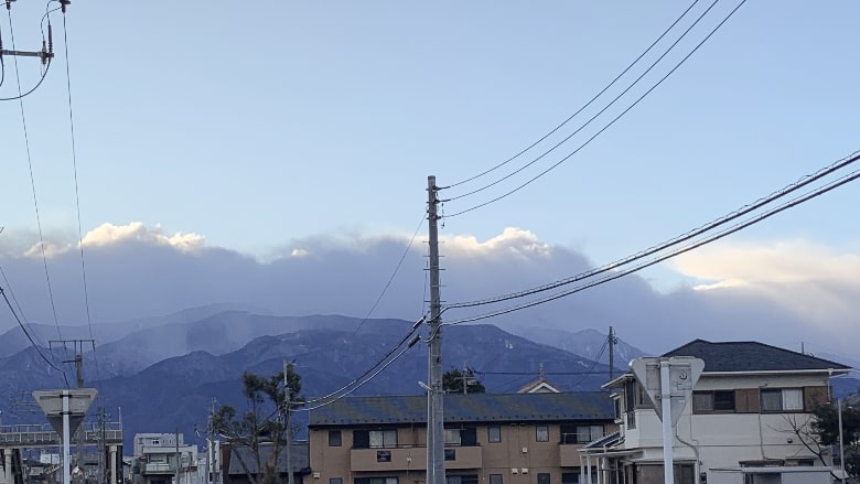 遠くの山は雪らしい