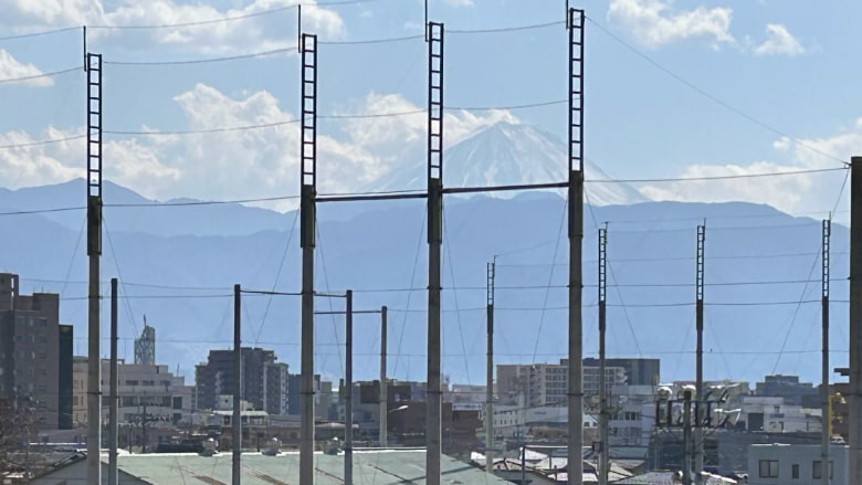 フェンスの向こうの富士山