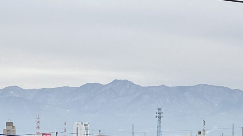 遠くの雪山