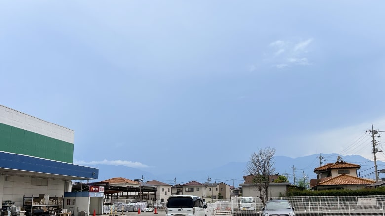遠くで雨が降っている