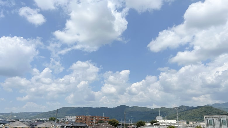 今朝は雲が多い甲府上空