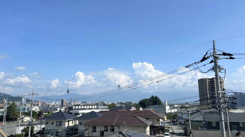 本日も暑くなりそうな甲府上空