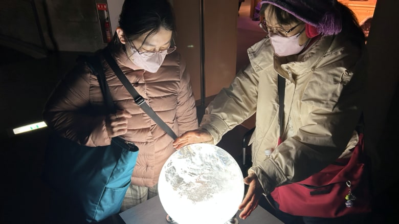 巨大なクラッククリスタル丸玉