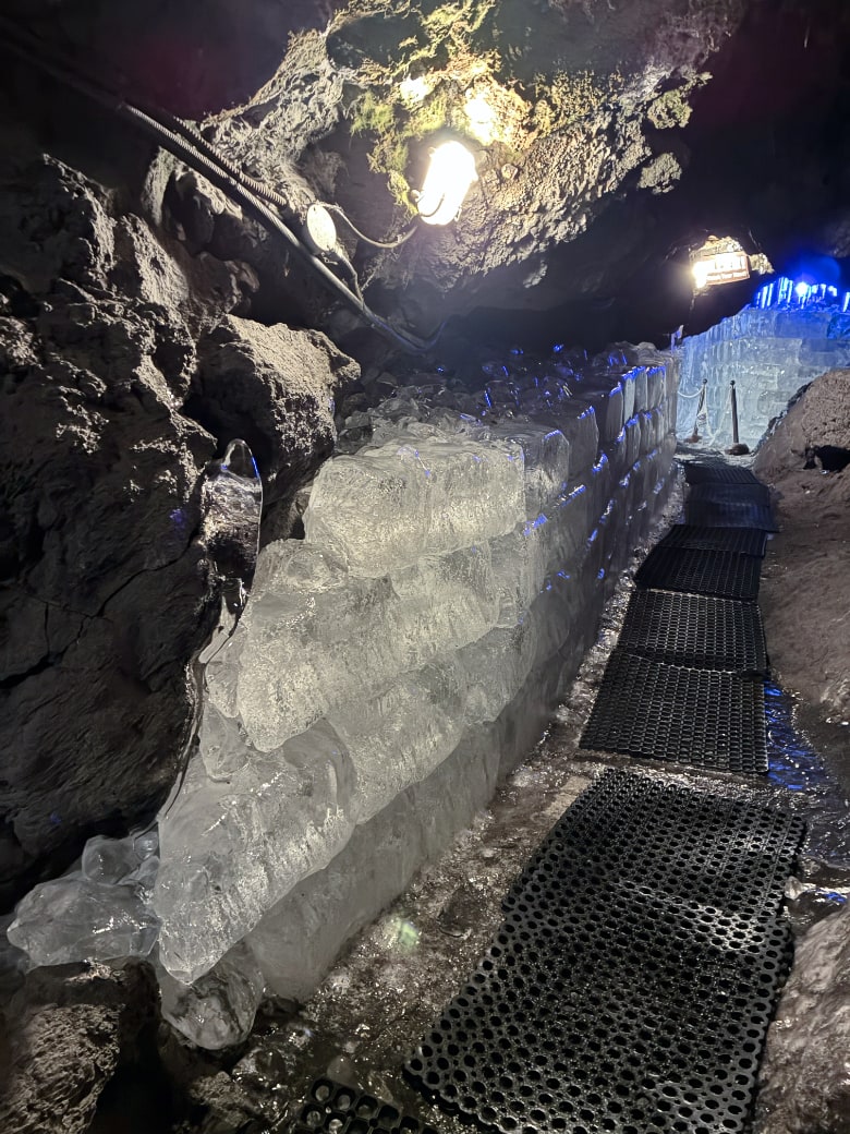 鳴沢氷穴入り口付近