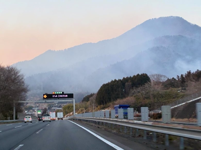 山梨の山火事談合坂付近